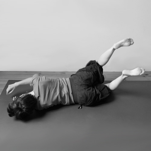 Pratique de Feldenkrais - position allongée en mouvement
