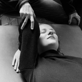 Séance individuelle de Feldenkrais - Corinne Garcia travaillant sur le bras