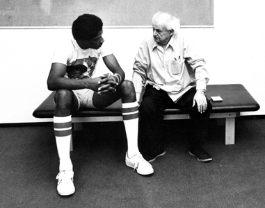 Moshe Feldenkrais avec Magic Johnson