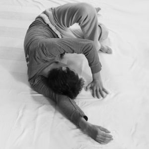 Pratique de Feldenkrais - homme en mouvement position allongée