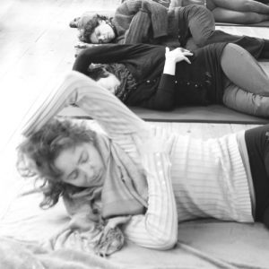 Cours collectifs de Feldenkrais - position allongée en mouvement