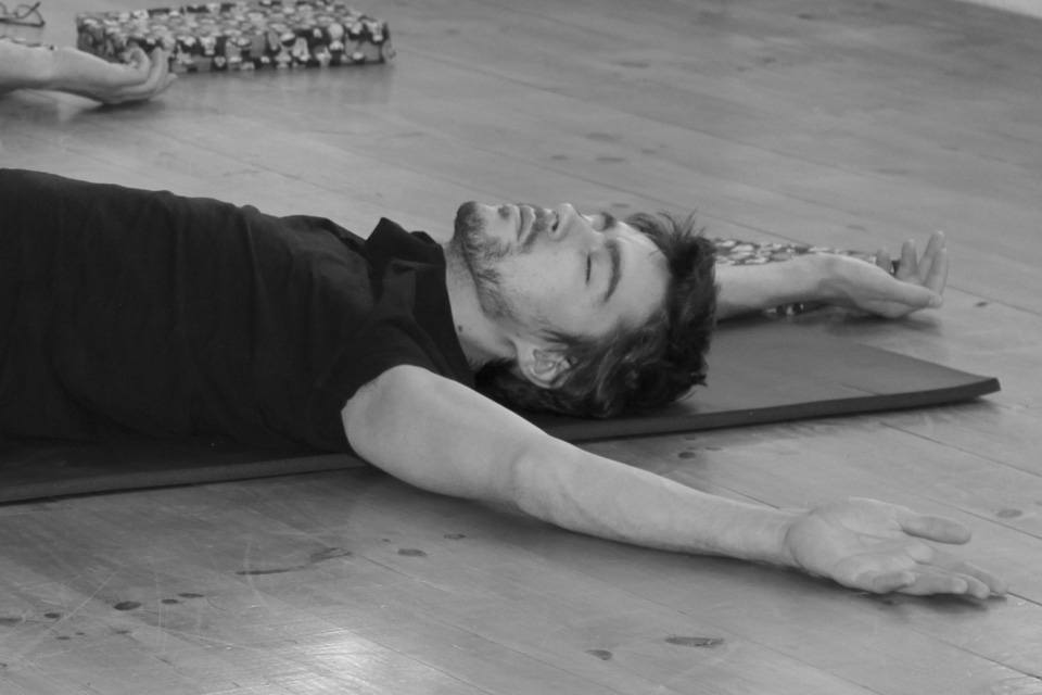 Pratique de Feldenkrais position allongée bras tendus au sol