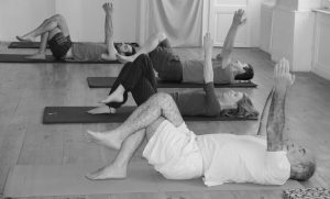 Pratique de Feldenkrais cours collectif position allongée mains tendues