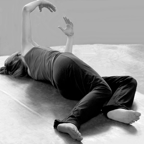 Pratique de Feldenkrais - position allongées bras en coupole